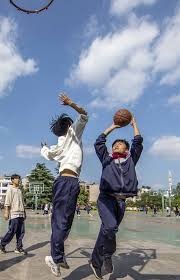 这也有啊？巴特勒半场打板压哨三分！