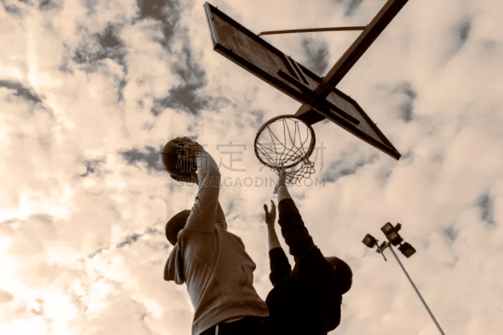 中国击剑运动员沈晨鹏主动让分赢得尊重